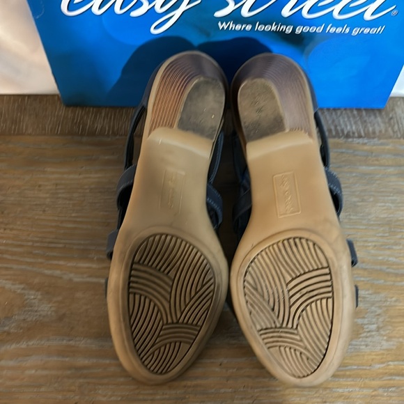 Easy Street women’s navy suede look shoes. Zips up the back. Size 7M - Picture 6 of 7